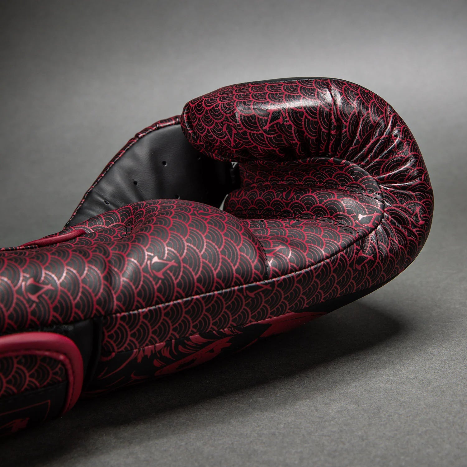 Venum x Assassin's Creed Shadows - כפפות איגרוף גרסת קריד